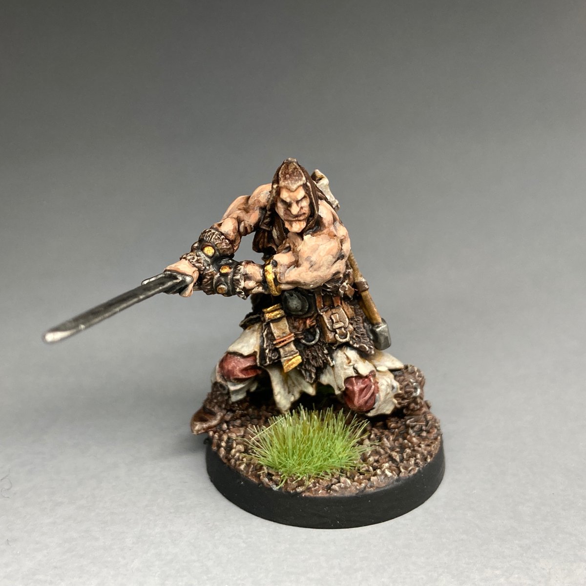 Here’s another miniature from @hfminis I love the pose on this barbarian as it reminds me of the cover from the game Heroquest.
He‘ll be in my Five Leagues From The Borderlands warband and I’ve named him Dar Swordarm.