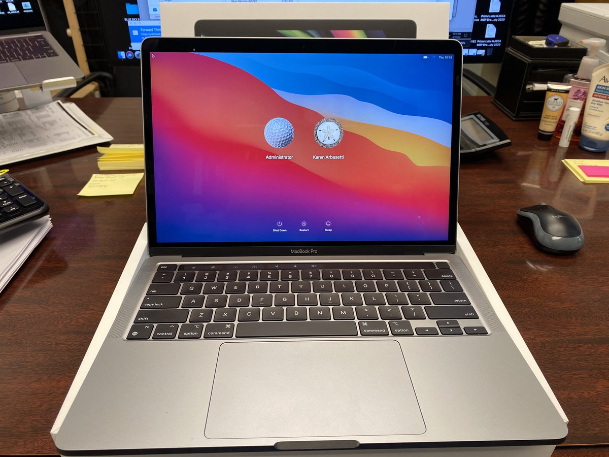 Karen_Ferri's tweet photo. New MacBook Pro day 🤩 #bossperks https://t.co/pyoSYJabin