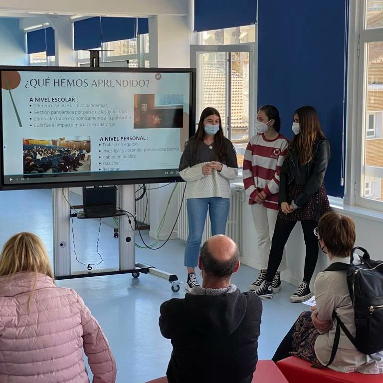 salesianosHUESC's tweet photo. 🎉FIESTA DEL APRENDIZAJE EN LA ESO Hoy las familias han disfrutado conociendo los proyectos que están  realizando sus hijos e hijas👧👦 siendo éstos  los protagonistas de la tarde.🙂
#educacionsecundaria 
#fiestadelaprendizaje
#familiascontentas♥️ https://t.co/wdxppP4bhr