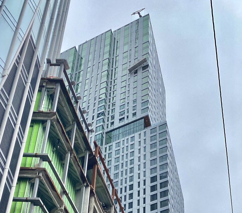 RobWayTV's tweet photo. BREAKING: A window washing crew is dangling from the side of a Boston skyscraper.

They’re on the 42nd floor of the Sudbury apartment building near City Hall. Emergency crews are on scene.

More: https://t.co/d8VbHOFCat https://t.co/ajoasFkXD4