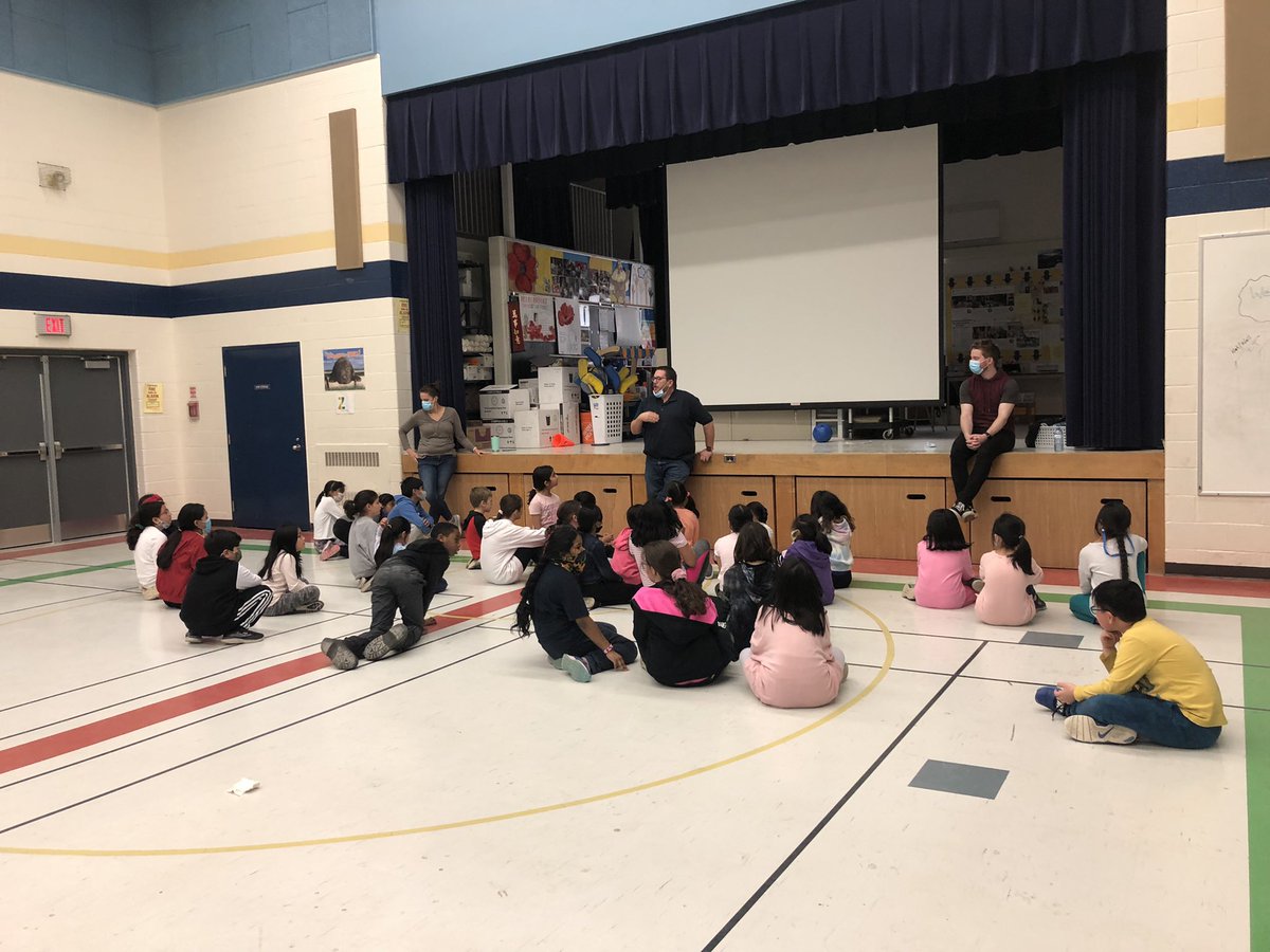 HuntingtonRidg1's tweet photo. Calling all budding actors and actresses!! HRPS is all about the #Drama! Our grade 3 and 4 students are working hard at building their confidence and learning to take risks through amazing drama games! @PeelSchools https://t.co/pxQo90FFuI
