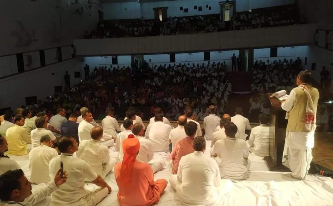वर्त्तमान में जहां सामाजिक संगठन 'युवाओं'के अभाव में उत्साह एवं ऊर्जा विहीन होते जा रहे हैं,वहीं तर्क सहित सत्य विद्या का आधान युवा हृदयों में करके "राष्ट्रीय आर्य निर्मात्री सभा" ने एक अद्वितीय पुरुषार्थ किया है।धन्य हैं सभा के संस्थापक एवं कार्यकर्ता ।
#जयआर्य #जयआर्यावर्त्त