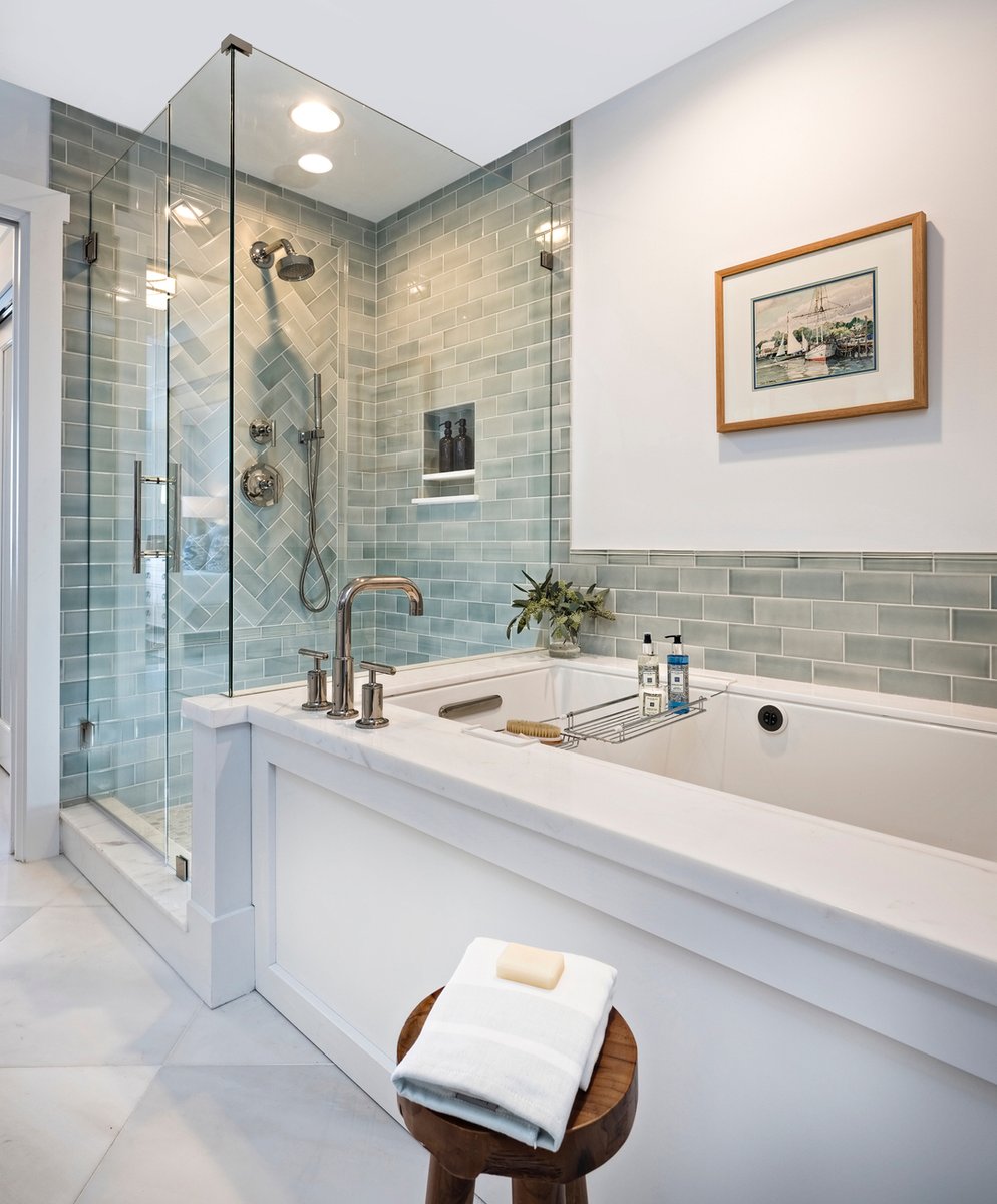 JenniferLynnID's tweet photo. It’s all in the details🙌🏼 

Today we are going to give our Jupiter Beach Condo renovation some love! Not only did we get to have some fun with the herringbone in the shower, 

#masterbathroom #bathroomdesign #oversizedshower #newconstruction #newbuild #newdesign #remodel https://t.co/GDfq1TGHPr