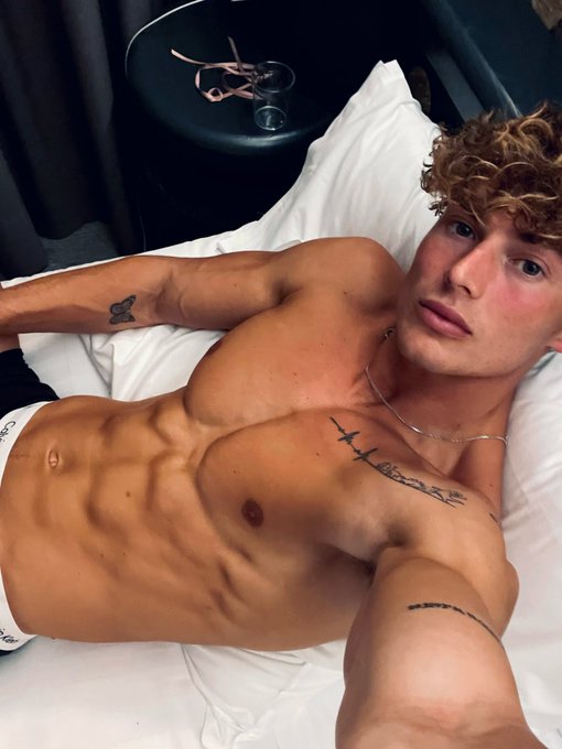 Come cuddle.. anyone? https://t.co/XBWTwI71kD<a href="/tag/funday"class="tags"><span>#funday</span></a>