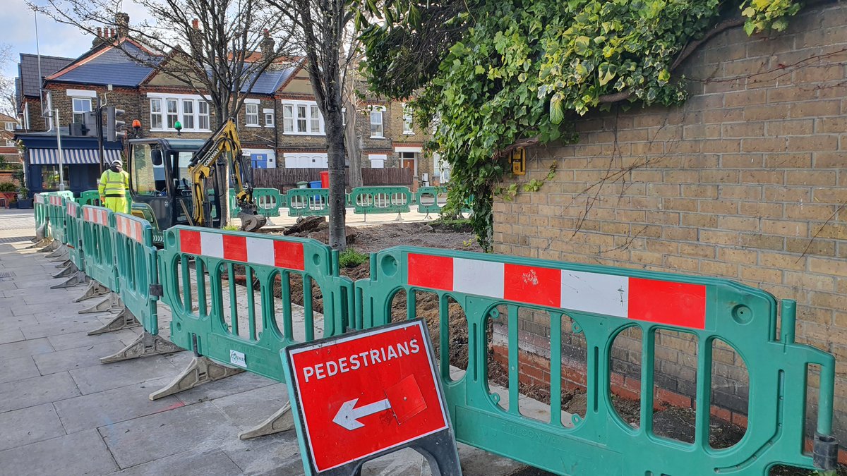 BermondseyTrees's tweet photo. We’re depaving! Huge thanks to the guys from @FMConwayltd who are partnering with us and @LDN_environment, @thameswater &amp; @lb_southwark  to transform the corner of Lynton &amp; Dunton Rds into a street garden for all #GrowBackGreener #OctopusGarden https://t.co/oeRzdu4Gf1