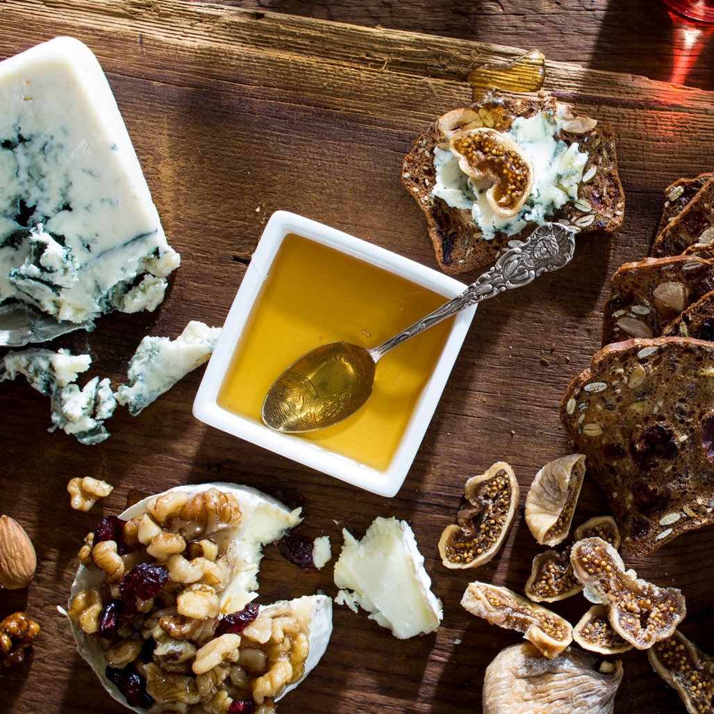 Learn all about pairing cheese and honey on our blog - you'll be a hit at your next dinner party!
.
.
waxingkara.com/pairing-honey-…