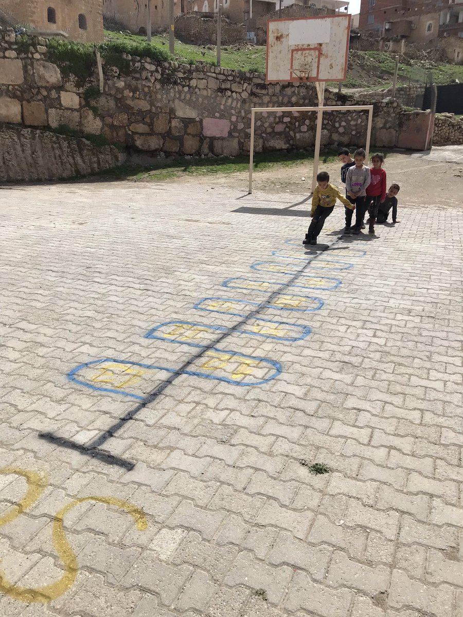HisarkayaI's tweet photo. Okul bahçemize yeni bir oyun çizildi ve hemen oynamamaya başlandı. Oyunumuz çocukların hem matematiksel gelişimlerini hem de psikomotor gelişimlerini desteklemektedir. 🌺 @SavurMem @abdurrahimdmr47 @abdubakitek @ahmetyalcin2005 https://t.co/f70LZEQF1G