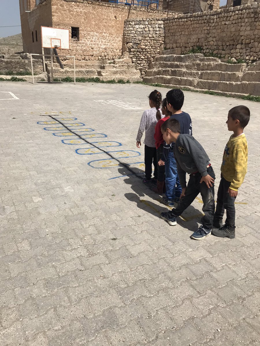 HisarkayaI's tweet photo. Okul bahçemize yeni bir oyun çizildi ve hemen oynamamaya başlandı. Oyunumuz çocukların hem matematiksel gelişimlerini hem de psikomotor gelişimlerini desteklemektedir. 🌺 @SavurMem @abdurrahimdmr47 @abdubakitek @ahmetyalcin2005 https://t.co/f70LZEQF1G