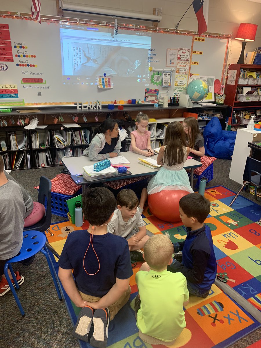 mrs_winters2's tweet photo. We had to stretch our minds to create 3D shapes from pipe cleaners by using described attributes!!  We rocked it y’all!! #3rdgradeherewecome @DeretchinCISD https://t.co/EIOnaOwWrA