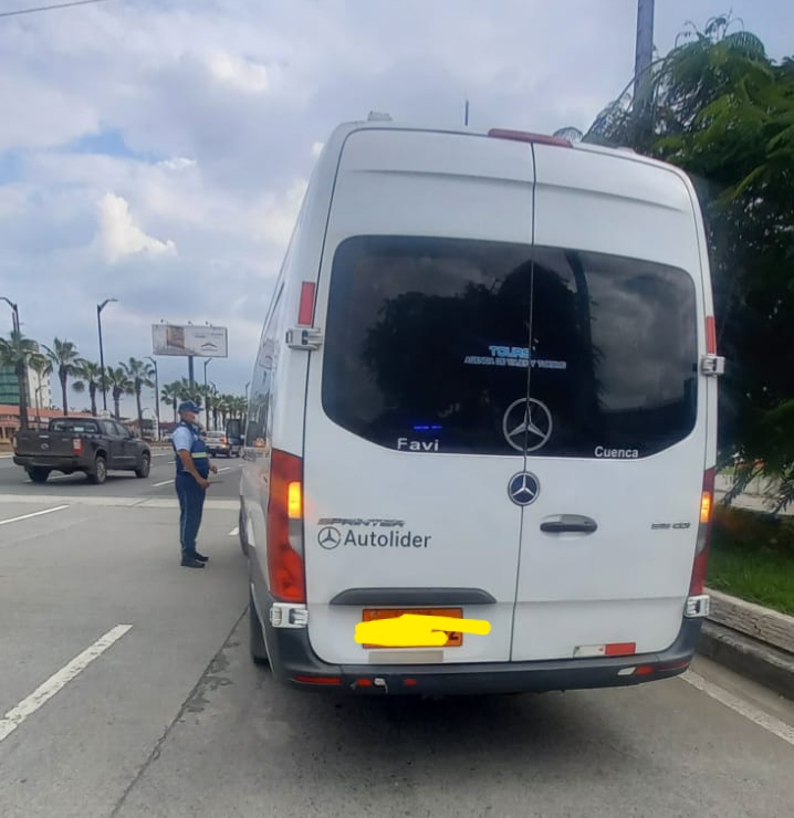 SinMordaza_1's tweet photo. ATENCIÓN. 

Antes de que empiecen a matricular los caballos en algunos municipios como lo dijo @acastropiedra, es importante que se matriculen bien estas busetas. Seguro que @acastropiedra dará respuesta oportuna por la vara alta que ha puesto en la #ANT https://t.co/V8zxDCeXZs