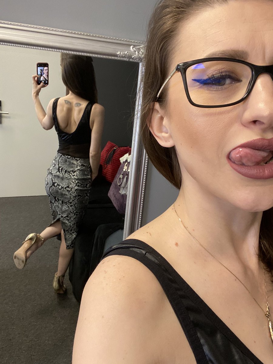 SASSY_PAULA_M's tweet photo. #MissPaula #goddess #cleanmyheels #findom #paypig https://t.co/F2yJeROwnm