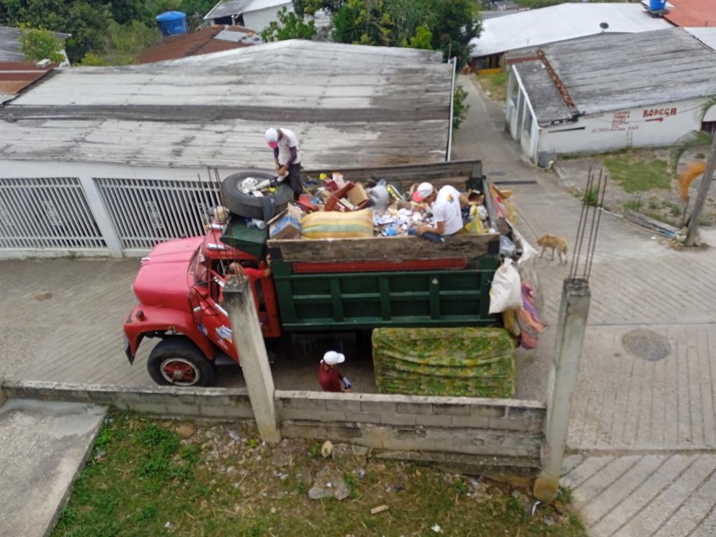 CLAPLOSTARIBAS1's tweet photo. Gracias a nuestra alcaldesa @MartaGalloVzla y @FreddyBernal volvió la recolección del aseo a nuestra comunidad.. https://t.co/aDj2RcCrzn