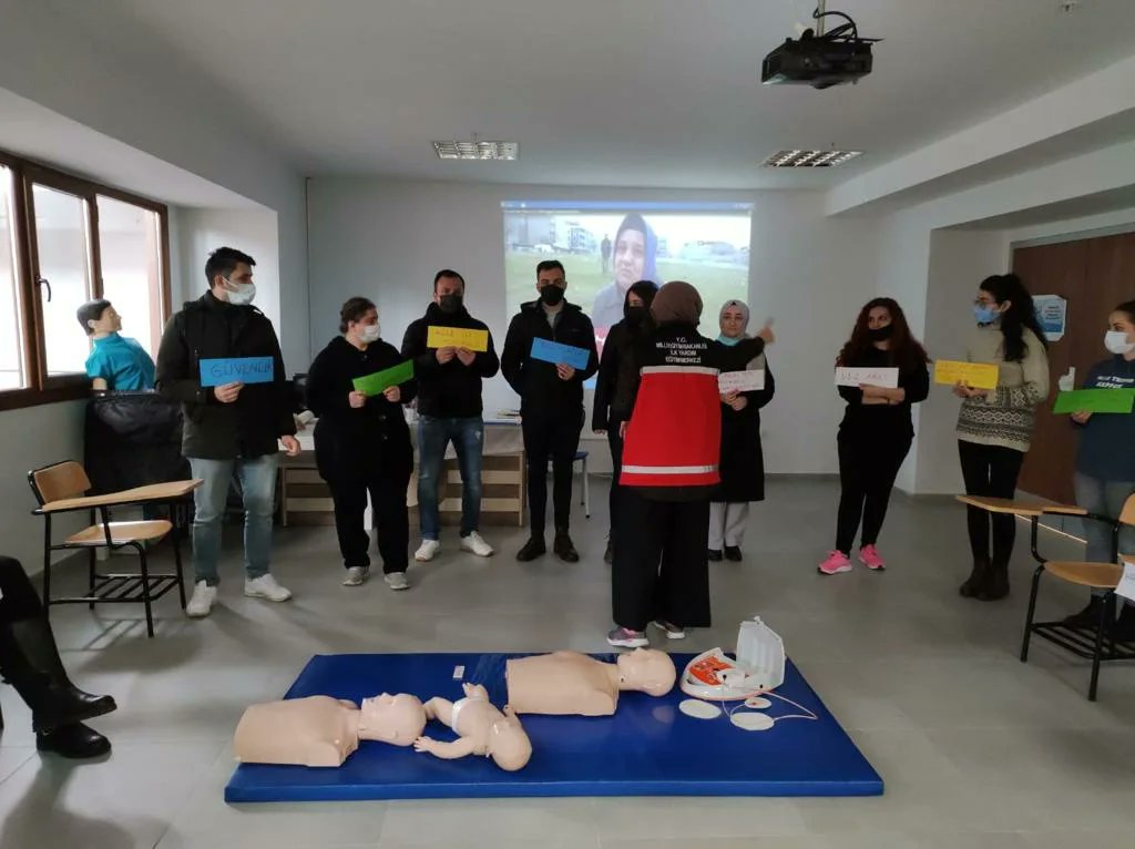 HBV_AL's tweet photo. "Yapacağınız tek bir uygulama ile kişi hayatta kalabilir."
 Sloganı ile okulumuzda İstanbul İl Milli Eğitim Müdürlüğü @istanbulilmem öncülüğünde gerçekleştirilen " öğretmen ilkyardım eğitimleri " devam ediyor.

@memleventyazici
@muratgozudok1 
@ilkyardim341 
@LokmanBirgul
@svkngl https://t.co/jk8OAVmZGG