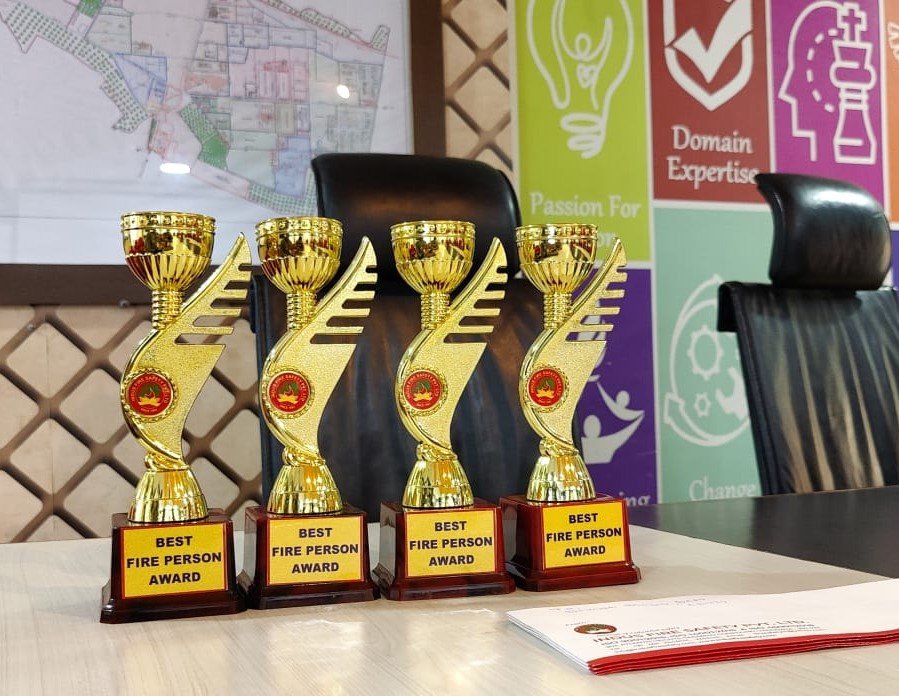 FireIndus's tweet photo. Glimpses of Quarterly Best performance Award ceremony during the visit of Indus Fire Safety Pvt. Ltd. (Indus Group) Sr. Management team visit @ BORL Bina site.
#team #safety #recognition #IndusGroup #BORL https://t.co/vB1dEkjkXD