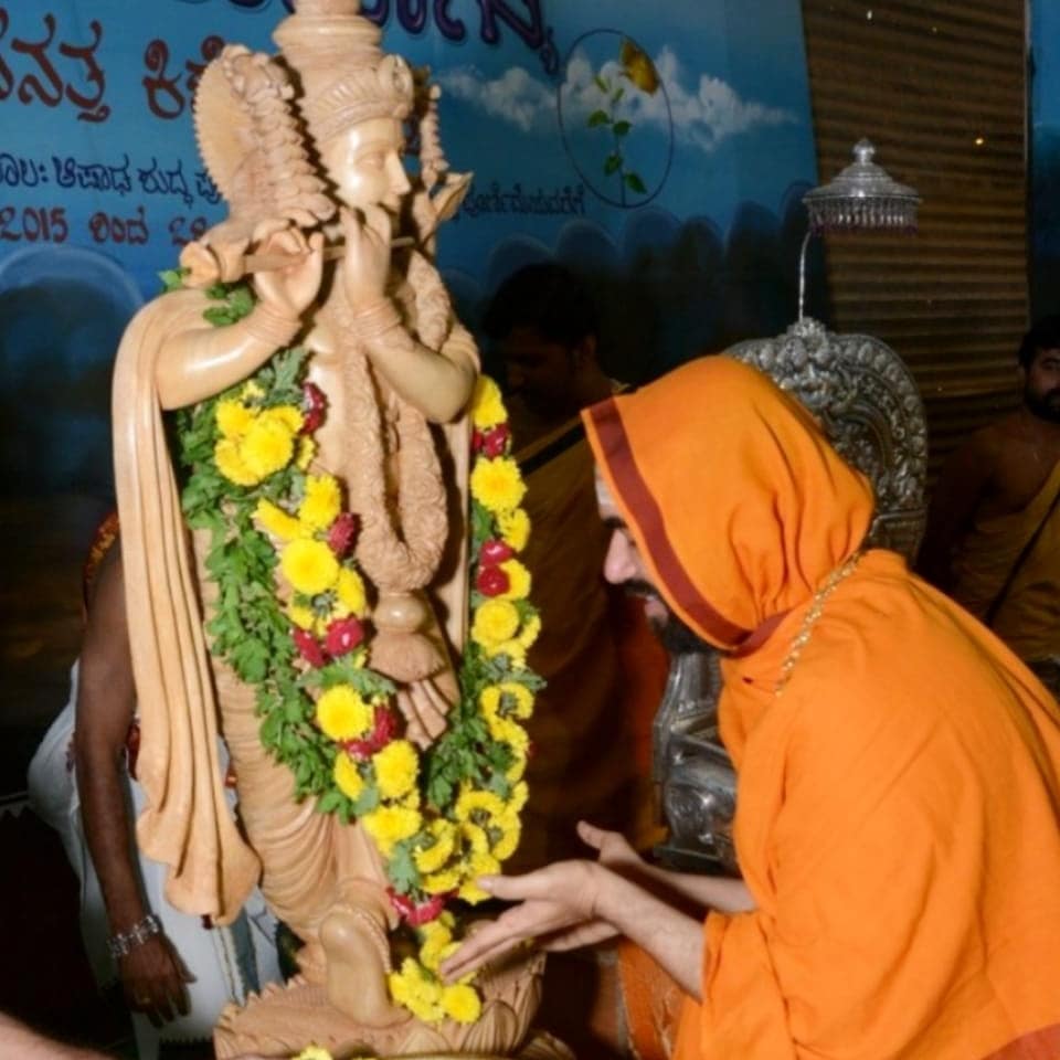 AshaC629's tweet photo. ಹೇಳಿ ಮುಗಿಯದಿದು @SriSamsthana ದವರ ದಿವ್ಯ - ಭವ್ಯ ನೇತೃತ್ವದಲ್ಲಿ, ದೇವದುರ್ಲಭ ಕಾರ್ಯಕರ್ತರ ಸಮರ್ಪಿತ ಸೇವೆಯಲ್ಲಿ, ಎರಡು ದಶಕಗಳ ಕಾಲದ ಸತ್ಕಾರ್ಯ ರಾಶಿ!  
#YogaPattabhisheka
ಹರೇರಾಮ @SriSamsthana 🙏 https://t.co/SouX0u6KYT