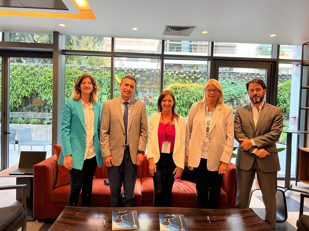 ANACargentina's tweet photo. códigos compartidos entre las aerolíneas de los dos Estados.
El acta bilateral fue firmada por la titular de la ANAC @ptambu y el director de la @BoliviaDgac Gral. Celier Aparicio Arispe Rosas, en Santiago de Chile, en el marco de la #FIDAE2022.
#ConectividadAérea
#FACh_Chile https://t.co/QFNbUFLNGv