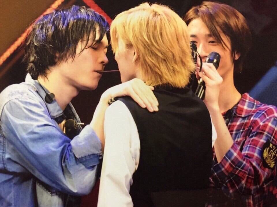 knminthelife_'s tweet photo. きょもほくとおりふかが似てるのはもう言わずもがなだけどどちらもそのコンビの強火担がグループ内にいるとこまでセットなのがおもろいよなぁ。 https://t.co/62qvExsSox