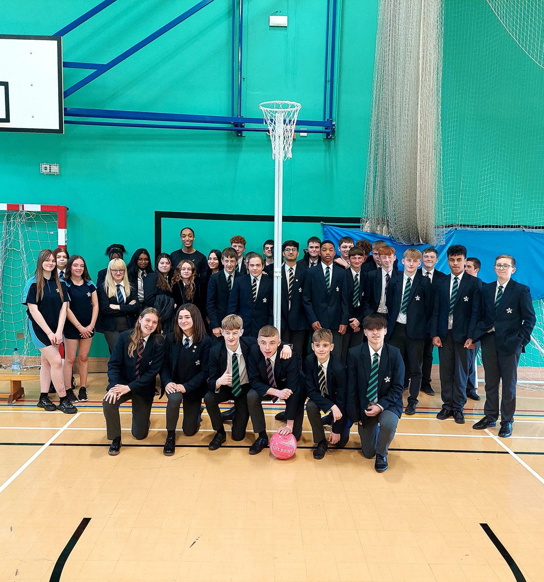 NovaHreodPE's tweet photo. @LaylaGuscoth thanks so much for the visit today with our students! Coaching session ✅️
Q &amp; A ✅️
#NovaPE #netball @UnitedSport1 @NovaHreodUL @EnglandNetball @TeamBathNetball https://t.co/QmutzA42n4