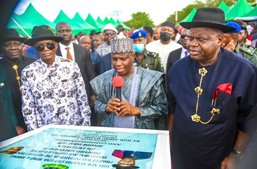 govdouyediri's tweet photo. Thank you His Excellency, Rt. Hon. Aminu Waziri Tambuwal, Governor of Sokoto State for honouring us with your presence to inaugurate the New Yenagoa City Road completed by our administration of Prosperity. Thank you for acknowledging the efforts of my government. https://t.co/bZBaqi7HVI
