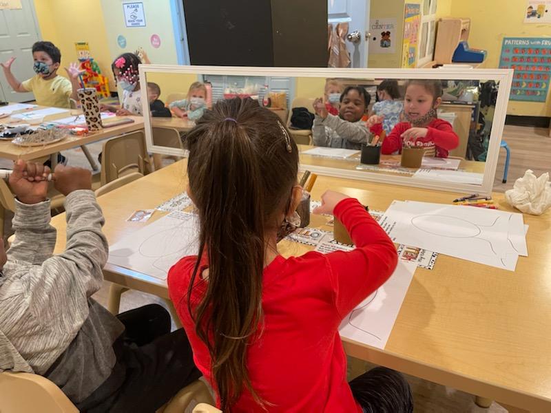 BeautifulB_CC's tweet photo. Making Self Portraits... #WOYC22. @FirstUpEarlyEd, @PHLfamilies, @PHLpreK https://t.co/iLgnndpLqI