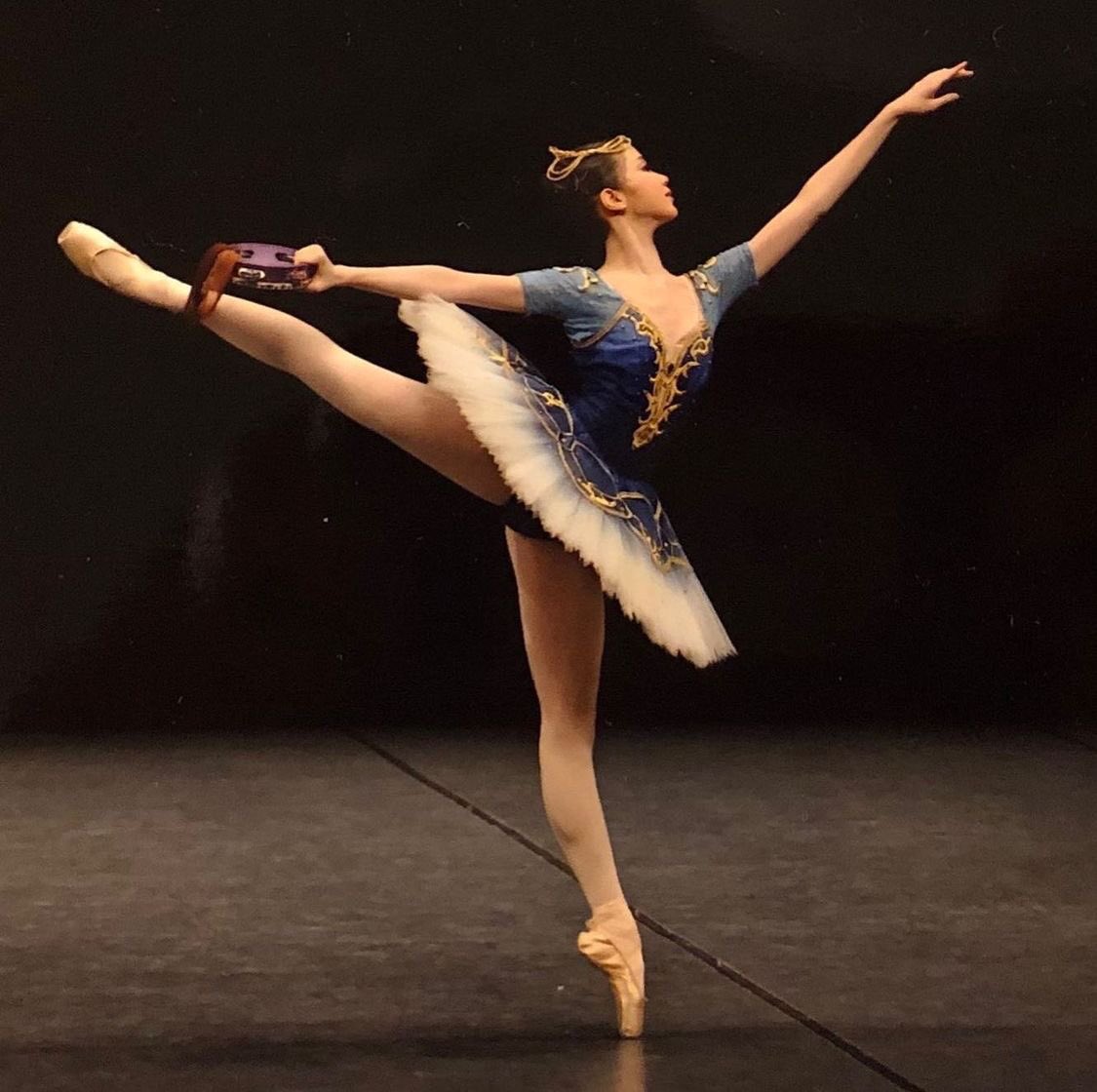 NKazuhaBrasil's tweet photo. [🩰] GENTE?! A Kazuha foi estudante na 'The Royal Ballet School', escola de ballet que está entre as 10 melhores do mundo. Cada turma só aceita 16 estudantes e ela conseguiu passar.

#LE_SSERAFIM #르세라핌 #KAZUHA #카즈하 https://t.co/dL0pfbP28i