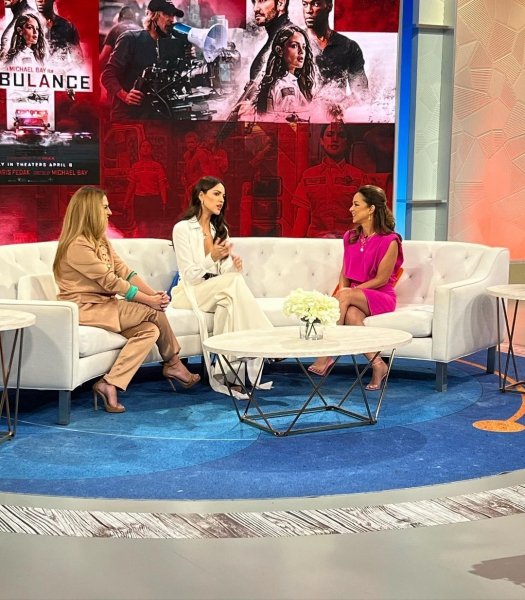 EizaMusicaSC's tweet photo. Eiza González
Programa Hoy día Telemundo https://t.co/SFwVpKmpnf