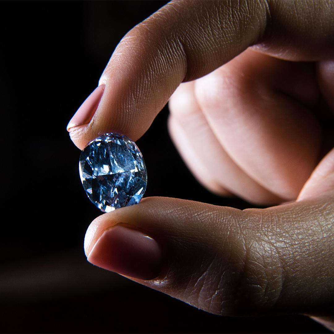 GIAnews's tweet photo. The 10.10 carat De Beers Millennium Jewel 4 diamond was graded Fancy Vivid blue, Internally Flawless by GIA. Most blue diamonds can be classified as type IIb and are colored by boron.  Courtesy: LEON NEAL/AFP via Getty Images https://t.co/DazdOrmxzt