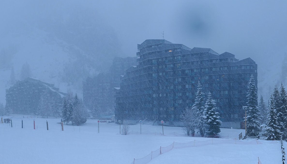 weathertoski's tweet image. Snowing hard in the western Alps this evening above about 1500m. This is La Daille in #Valdisere where storm totals could now reach 60-80cm at the top of the ski area by the end of Saturday!
