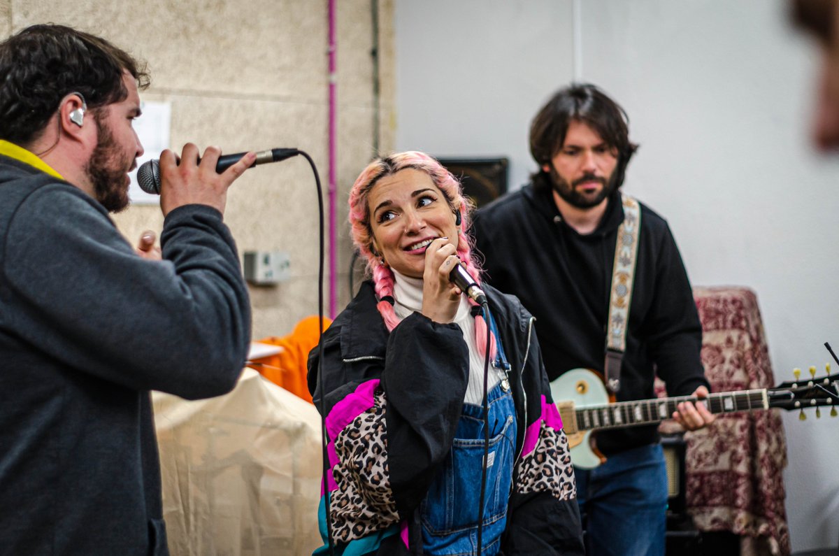 Rocktambuls's tweet photo. 🤔 Amb el bon temps que està fent aquests últims dies, tenim més ganes que mai de tornar a fer concerts!!!

De moment, però, us deixem amb aquesta foto d'assaig ☀️👀 https://t.co/1xv18jNCpr