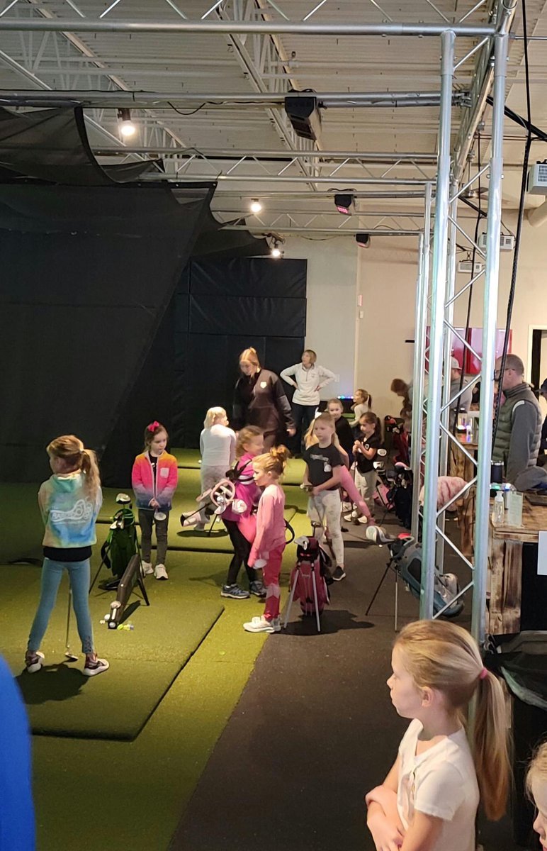 ADM_GirlsGolf's tweet photo. Shout out to two of our seniors, Monica and Emma, who have spent a few weekend mornings volunteering with @FirstTeeCIA at their Girls Golf Clinics! Proud of your dedication to grow the game and give back 💗🏌🏼♀️ #growthegame #lifesport https://t.co/gL7znrDU9D