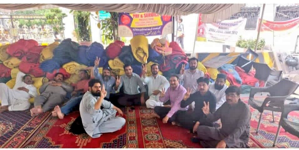 charshadshabbir's tweet photo. اسمبلی کے معاملے پر ازخود نوٹس لینے والی عدلیہ سے گزارش ہے کہ پنجاب سول سیکریٹریٹ کے سامنے 32 دنوں سے اپنے جائز حقوق کیلئے بیٹھے ہوئے پروفیسرز کی دادرسی بھی کی جائے۔
#HonorServiceProtectionOrder 
#PayProtection
#استاد_کو_عزت_دو https://t.co/5k0msknvtw