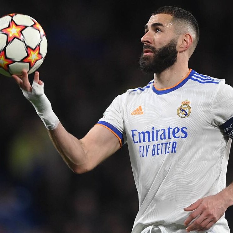 🗣️ Ferdinand y la actuación de Benzema: "Deberían estar escribiendo ya su nombre en el Balón de Oro. Cuando estaba Cristiano, tuvo la humildad de quedarse en segundo plano porque sabía lo que significaba para el equipo, ahora ha salido de las sombras. Con 34 años es el mejor 9".