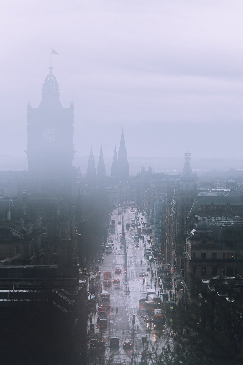 Super late GM and the first shot I'm sharing from Edinburgh. This city really makes me speechless ❤️ More to come very soon!