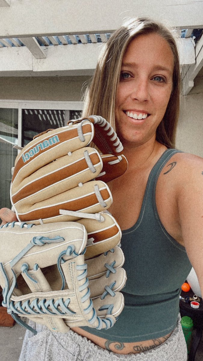 coachalyssarazo's tweet photo. I just hit 20k followers on Instagram, and to celebrate Iโm giving away a @maruccisoftball glove! ๐ head on over to my Instagram to be entered! https://t.co/raiDX26wtO #giveaway #maruccisoftball https://t.co/GKi2N8Ak5C