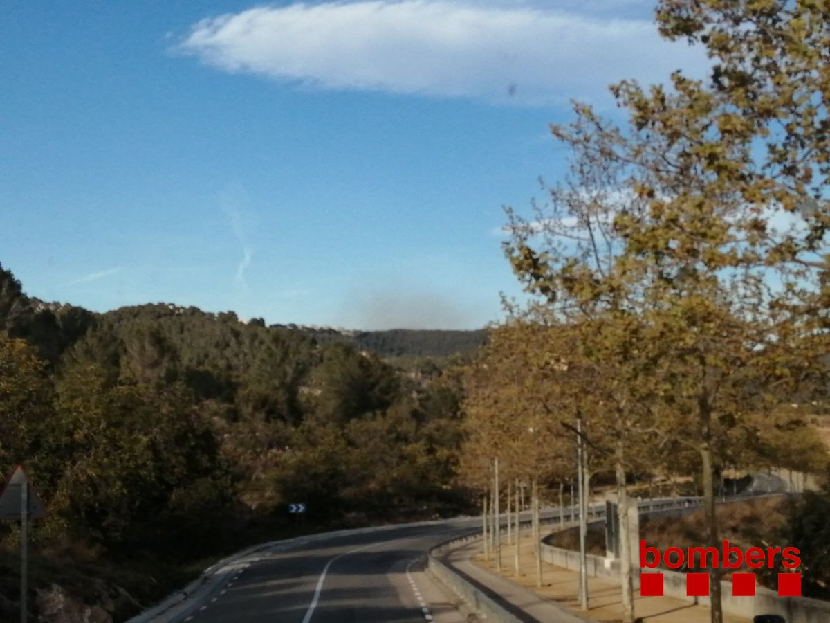bomberscat's tweet photo. Estem treballant en l'extinció d'un incendi de vegetació al Parc del Garraf  (avís 17.27h). El foc, que està el fons d'una vall, propaga lentament. 
Hem activat 3#maer i 9 dotacions terrestres #bomberscat https://t.co/1uNt8tZwpx