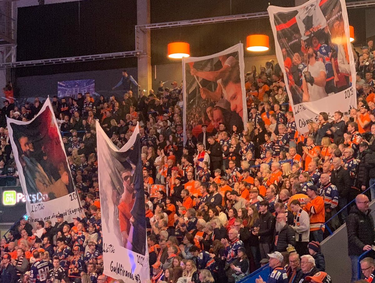 LakersLakejer's tweet photo. Vi minns, vi kommer ihåg, vi glömmer dig aldrig Oskar 💙🧡 Tifo till minne av Oskar Valek #oncealakeralwaysalaker #storthjärta #rip #lltifo #tifo @lakerslakejertifo @VLHlive https://t.co/52lrhlKqvw