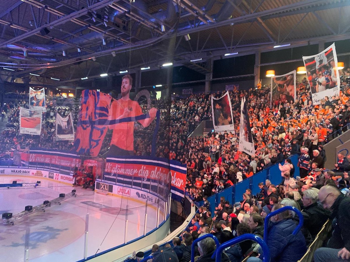 LakersLakejer's tweet photo. Vi minns, vi kommer ihåg, vi glömmer dig aldrig Oskar 💙🧡 Tifo till minne av Oskar Valek #oncealakeralwaysalaker #storthjärta #rip #lltifo #tifo @lakerslakejertifo @VLHlive https://t.co/52lrhlKqvw