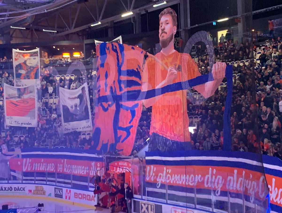 LakersLakejer's tweet photo. Vi minns, vi kommer ihåg, vi glömmer dig aldrig Oskar 💙🧡 Tifo till minne av Oskar Valek #oncealakeralwaysalaker #storthjärta #rip #lltifo #tifo @lakerslakejertifo @VLHlive https://t.co/52lrhlKqvw