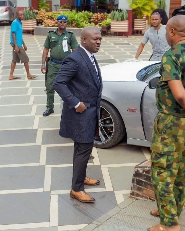 OkeyUgwu01's tweet photo. The almighty #Chinmark has been arrested in Enugu.
If you need your money, head to SCID now. https://t.co/D9v7Rr5roU