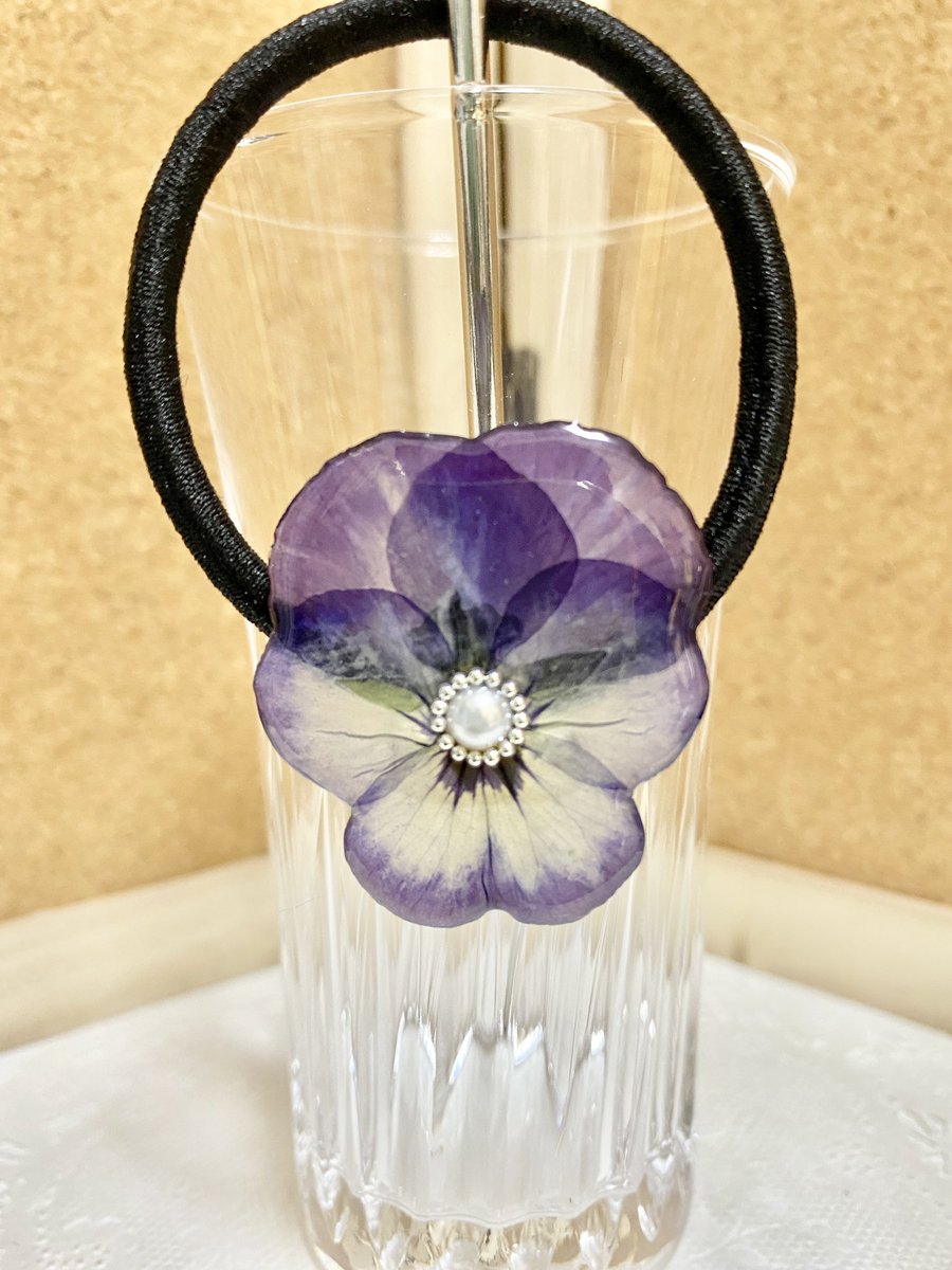 samokitisamon's tweet photo. つやつや
#ハンドメイド
#レジン
#押し花
#ヘアゴム https://t.co/1QSdQqDshC