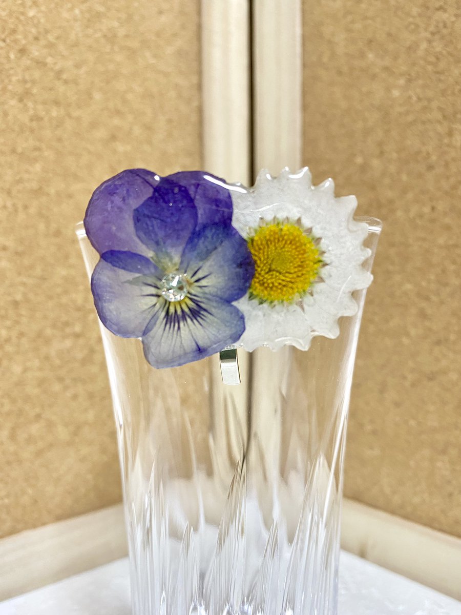 samokitisamon's tweet photo. いっぱい作りすぎるポニーフック
#ハンドメイド
#レジン
#押し花
#ポニーフック https://t.co/IhPiRsc7CU