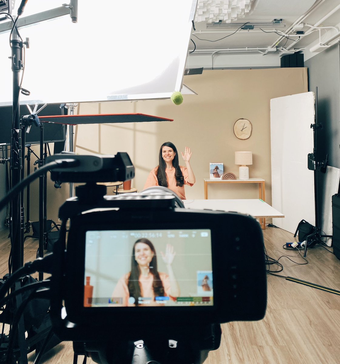 uxgoodies's tweet image. 🎬 aaaand it&apos;s a wrap! 🎉 I blinked and my shooting days are over!✌️👀

@Domestika felt like home this week and everything was super exciting and intense! 🔥

💻 Excited to share the final result in a couple of months - stay tuned! 😎♥️

#domestikacourse #domestika #uxcourse #ux