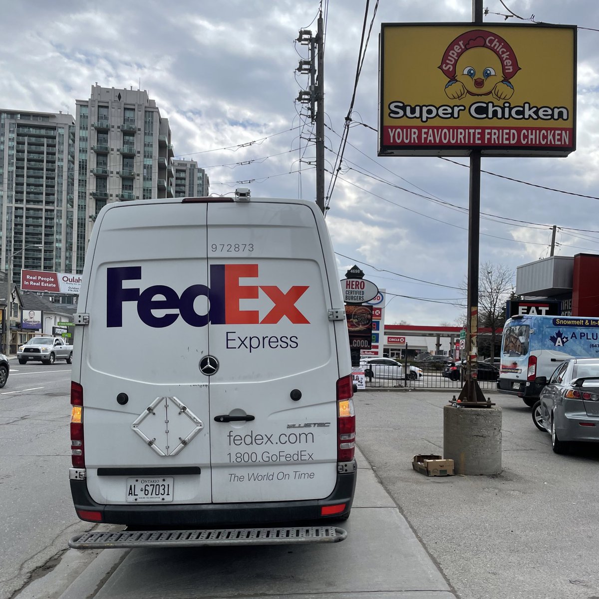 StoptionalTO's tweet image. I wish I knew how to make this not happen ☠️ 
Complains to @TPSOperations 
Emails to @JohnTory + @JohnFilionTO and of course @FedExCanada 🦗 🦗 
This plaza is a disaster. There’s NO parking, but that doesn’t mean you put packages ahead of people. #topoli #walkTO #stoptionalTO
