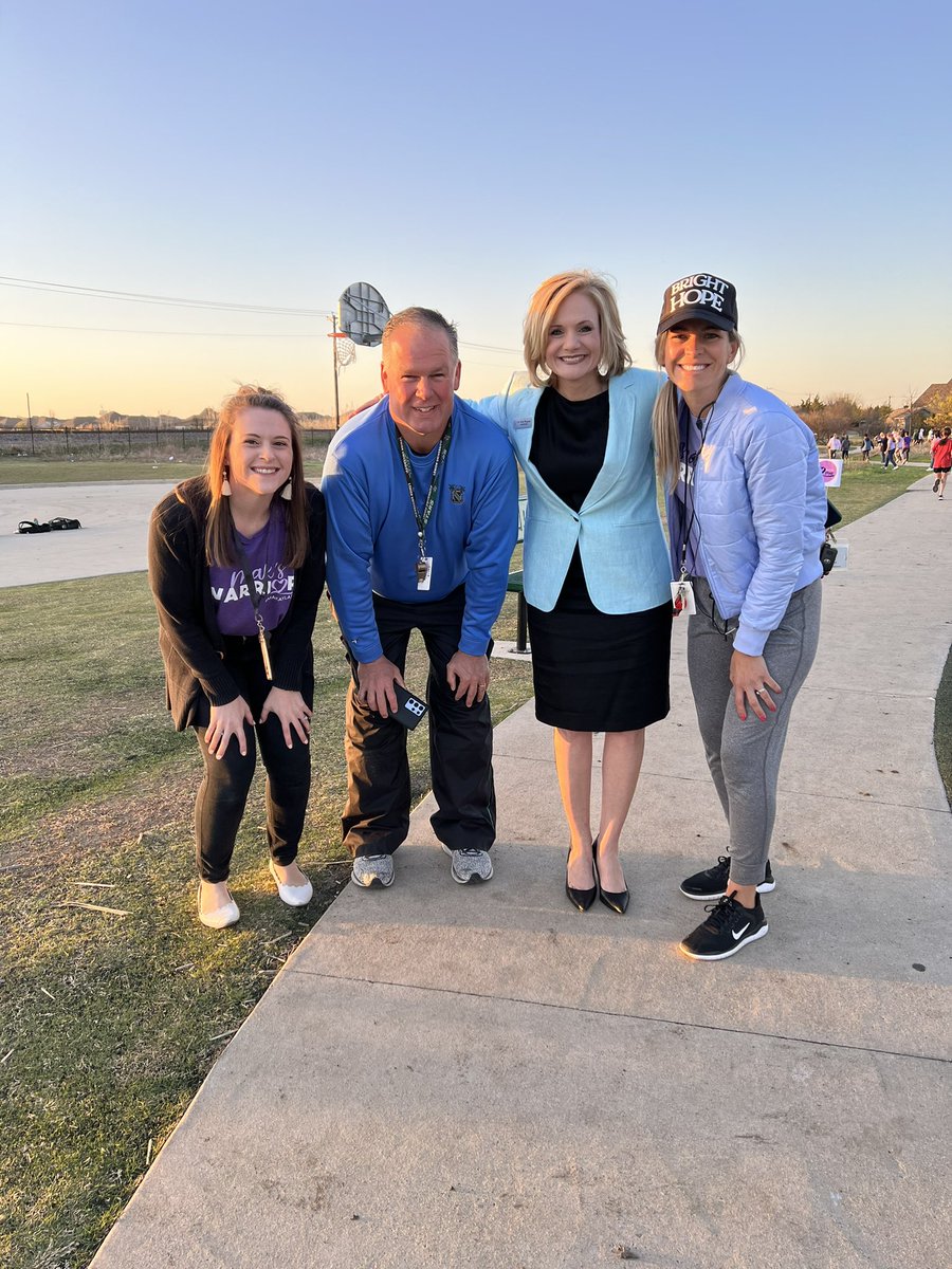 lindseyamcguire's tweet photo. Thank you @Hferguson28 for coming out and supporting our students and @MakaylasFight this morning!!  You are so supportive and we loved seeing you @LightFarmsElem! Thank you @kellidsmith for including us in this special run for Mak! @coach_moffatt @LFELearners417 https://t.co/nHdsCH5Qzx