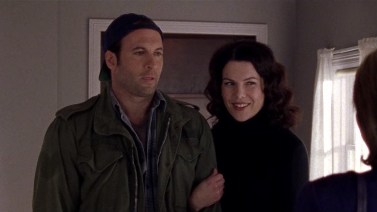 javajunkiebest's tweet photo. luke and lorelai radiating old married couple vibes before they even began dating https://t.co/eRw0Ei5bni