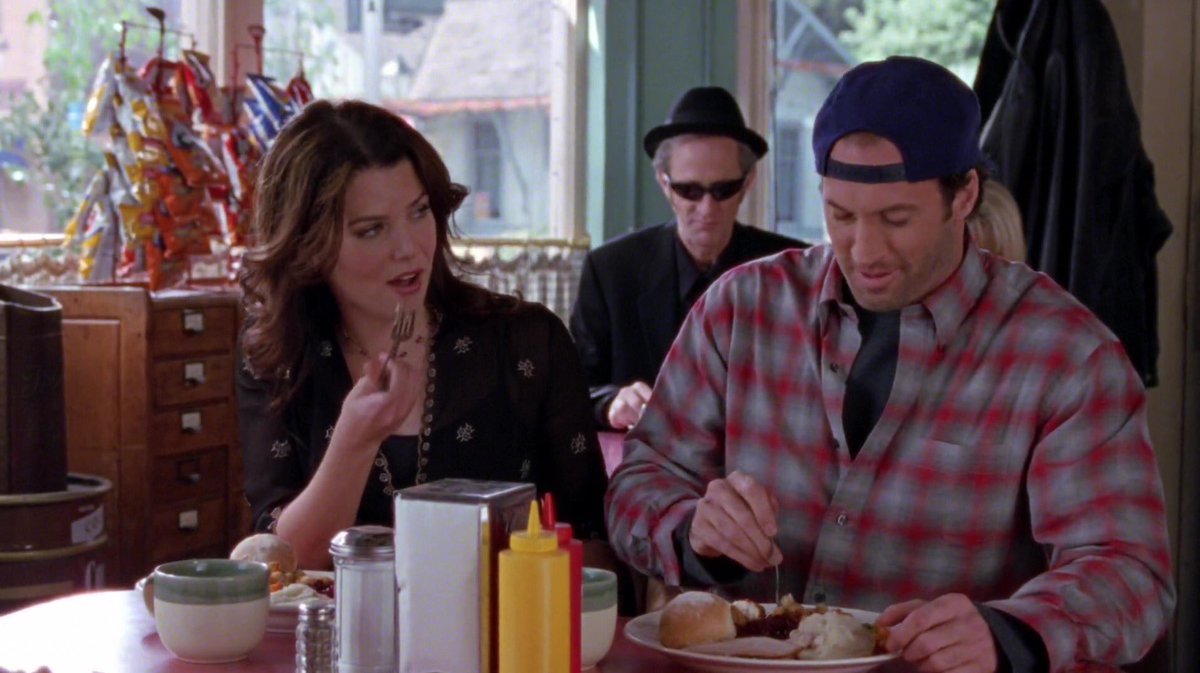 javajunkiebest's tweet photo. luke and lorelai radiating old married couple vibes before they even began dating https://t.co/eRw0Ei5bni