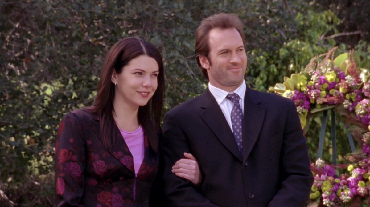 javajunkiebest's tweet photo. luke and lorelai radiating old married couple vibes before they even began dating https://t.co/eRw0Ei5bni
