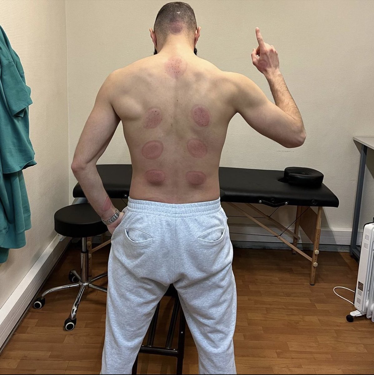 Benzema nous avait prévenu après son triplé contre Paris qu'il lui en restait un pour rejoindre son ami Cr7 dans la classe des grands. Son dos.