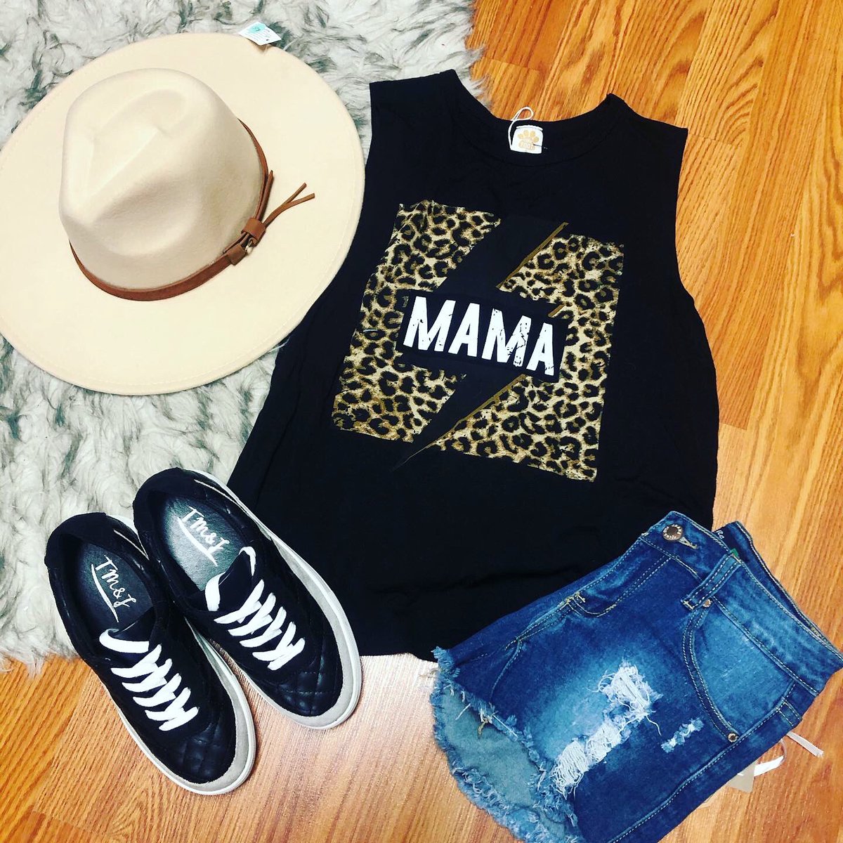 Mama⚡️tank! Get it now at sugarbabesboutique.net 

#shopSBB #shopboutiques #shopnow #localboutique #girlswithstyle #boutiquestyle #pittsboro #inhendricks #shopindy #musthave #boutiqueshopping #indyboutiques #mama #mothersday #momlife #momboss