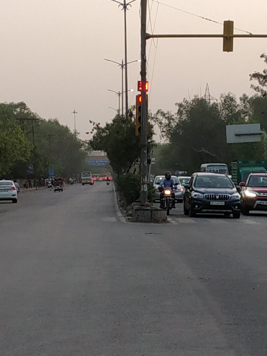 find_rahul's tweet photo. What a fair installation of Electric pole 🙂
@nitin_gadkari @TransportDelhi @ArvindKejriwal @p_sahibsingh @dtptraffic https://t.co/PjzkHkLTPT